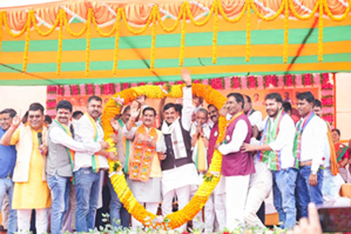 झारखंड में भ्रष्टाचारियों और लुटेरों की सरकार को उखाड़ फेंकेगी जनता : मोहन यादव झारखंड में भ्रष्टाचारियों और लुटेरों की सरकार को उखाड़ फेंकेगी जनता : मोहन यादव